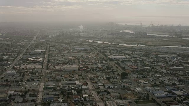 加州长滩码头岛港航运区上空航拍视频素材