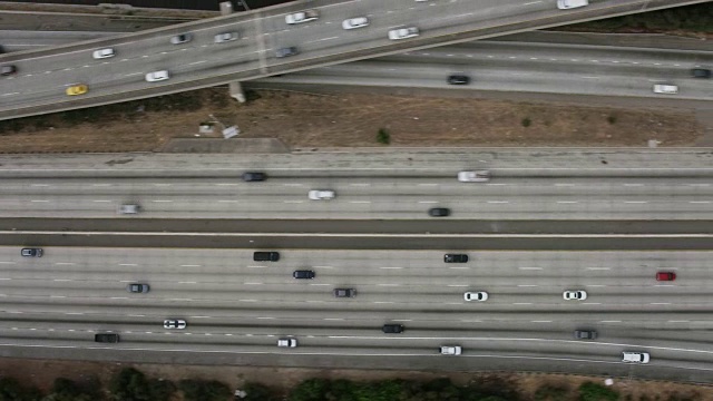 高空飞过圣地亚哥高速公路，405号州际公路在洛杉矶，CA早晨视频素材