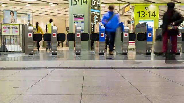 在日本新大阪站门口，游客拥挤的时间流逝视频素材