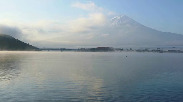 秋天的富士山和川口湖有晨雾视频素材