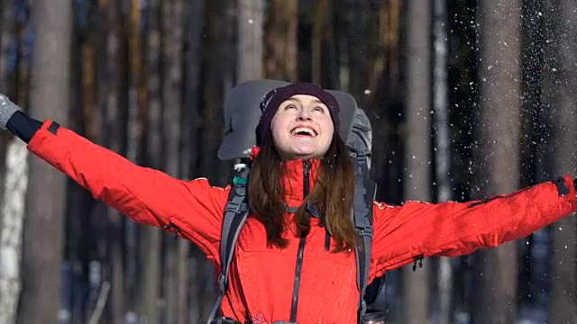 年轻女孩笑着把雪扔了起来。视频素材