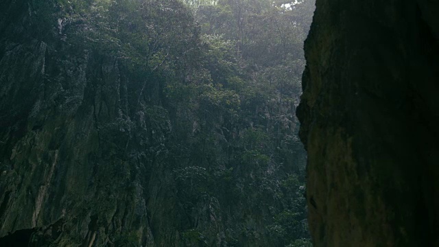 多雨的洞穴1视频素材