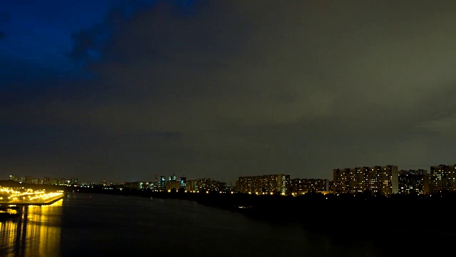 雷雨在夜间掠过公寓楼视频素材