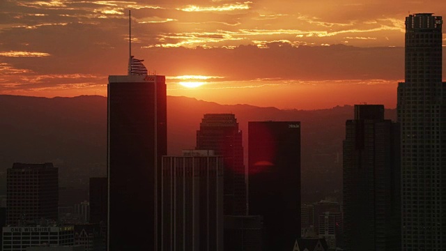 空中飞行在洛杉矶市中心，CA日落视频素材