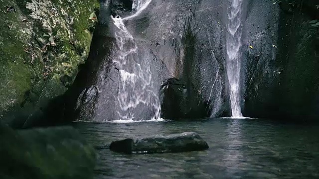 热带雨林中的瀑布视频素材