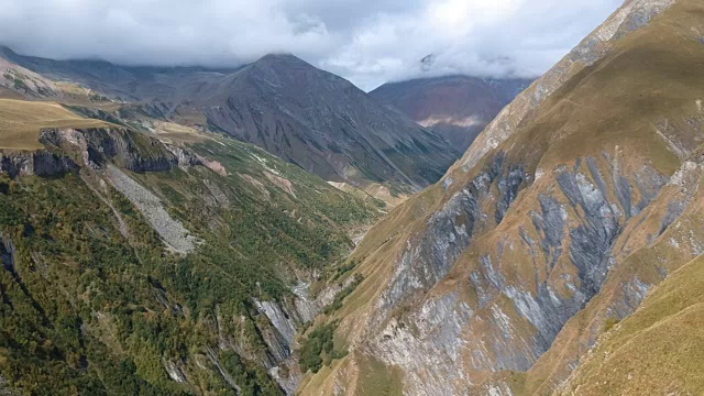 探索荒野。山景观视频素材