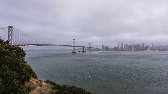 日落在旧金山和美国加州的海湾大桥上的时间流逝视频素材