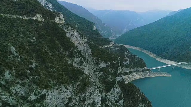 山湖鸟瞰图。水上蜿蜒的道路视频素材