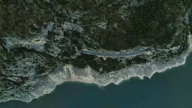 山湖鸟瞰图。水上蜿蜒的道路视频素材