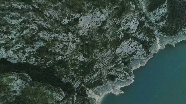 山湖鸟瞰图。水上蜿蜒的道路视频素材