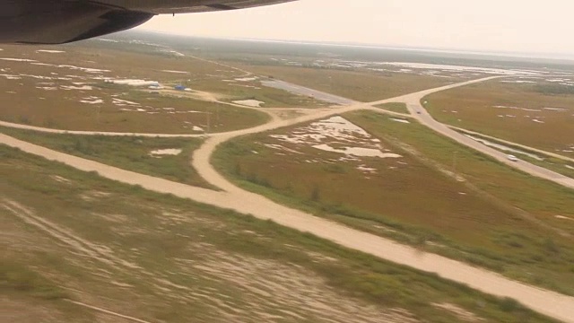 螺旋桨飞机降落在空地上视频下载