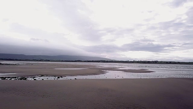 多尼戈尔海滩鸟瞰图在一个暴风雨的下午在爱尔兰。视频素材