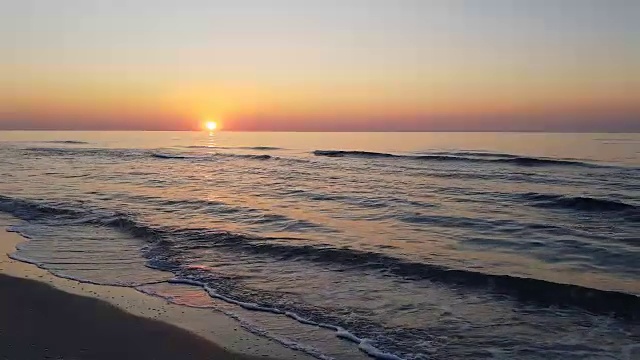 难以置信的美丽日出在海滩上与太阳，天空，大海，海浪和沙子视频素材