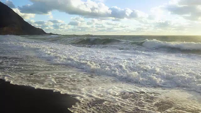 太阳照在波涛汹涌的海面上视频素材