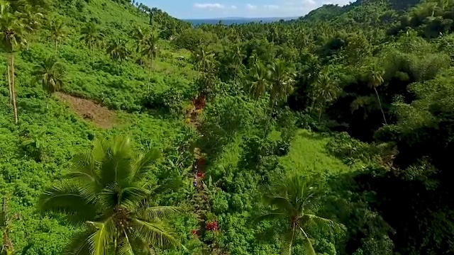 空中斐济丛林瀑布徒步旅行视频下载