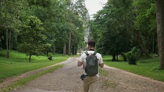 年轻的美国游客拍摄吴哥窟寺庙视频素材