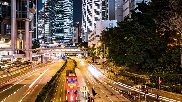 T/L WS PAN View of Rush Hour Traffic at Night /香港，中国视频素材