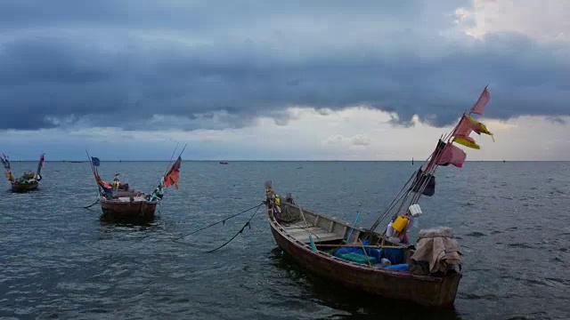 小船停泊在岸边，在阴云密布的天空中，暴风雨就要来了。视频素材