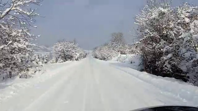 POV驾驶在积雪覆盖的山区乡村道路上视频素材