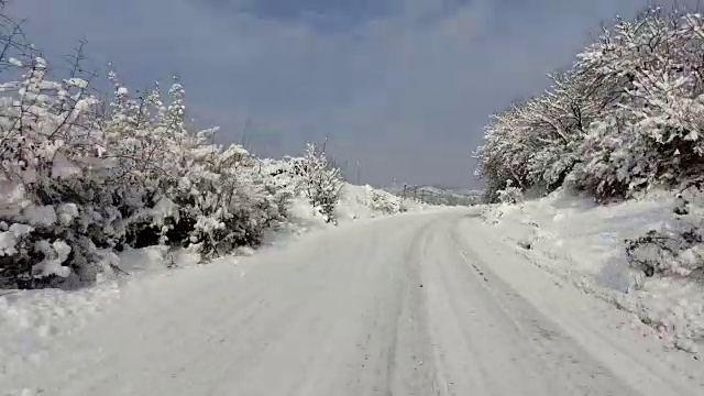 清晨在冬日的路上开车视频素材