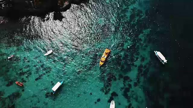 4千海水清澈的热带岛屿上，小船互渡视频素材