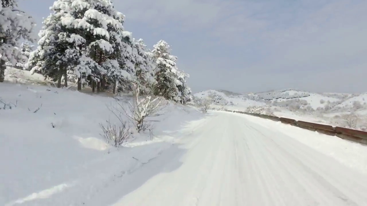 冬天下雪危险，行驶在乡村弯弯曲曲的山路上上山视频素材