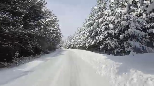 冬天雪地上行驶在乡村的山路上，个人透视视频素材