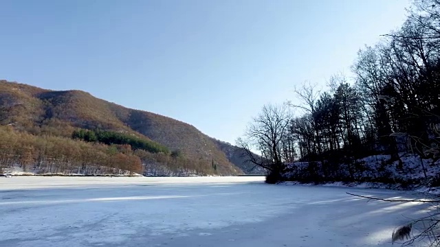 一天在结冰的湖面上，在冰面上平移，稳定的移动视频素材