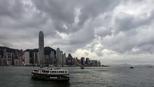 一艘船穿过香港维多利亚港的时间流逝视频素材