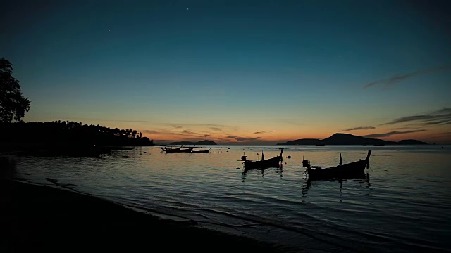 泰国普吉岛的日出。海景与渔船。清晨，拉瓦伊海滩视频素材