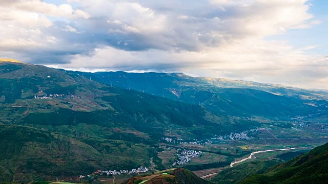 鸟瞰图风景村庄在多彩的山谷，贵州省，中国视频素材