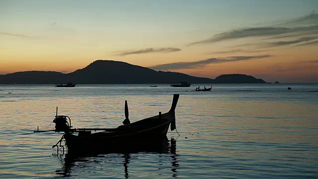 泰国普吉岛的日出。海景与渔船。清晨，拉瓦伊海滩视频素材