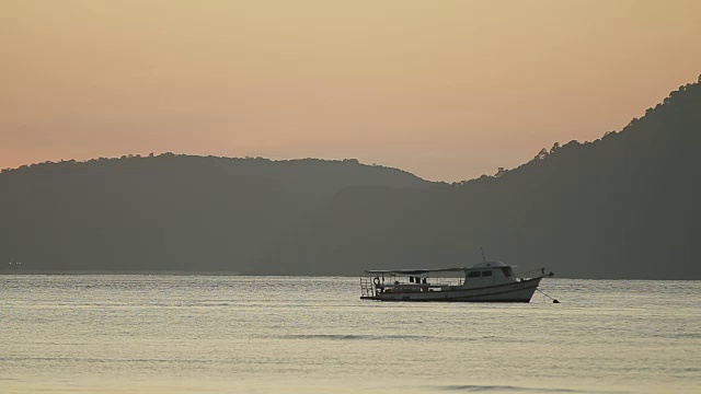 泰国普吉岛的日出。海景与渔船。清晨，拉瓦伊海滩视频素材