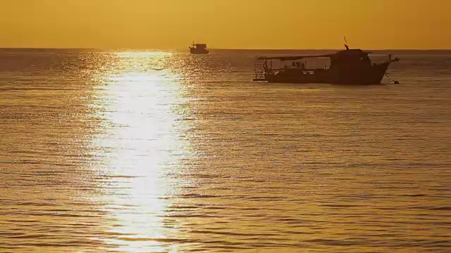 泰国普吉岛的日出。海景与渔船。清晨，拉瓦伊海滩视频素材