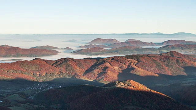 风景时间在日出与薄雾山谷，斯洛伐克克拉克峰视频素材