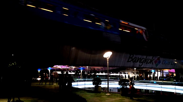 日落时分MBK天空漫步。步道在曼谷的安博凯购物中心前的新设计视频下载