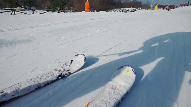 滑雪者滑雪顶部滑下斜坡的特写视频素材