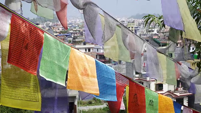 加德满都房屋背景上的祈祷旗帜视频素材