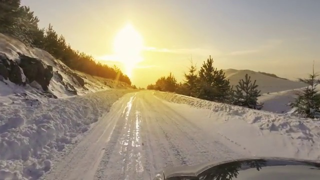 汽车和雪花在冬天的森林道路上有很多雪视频素材