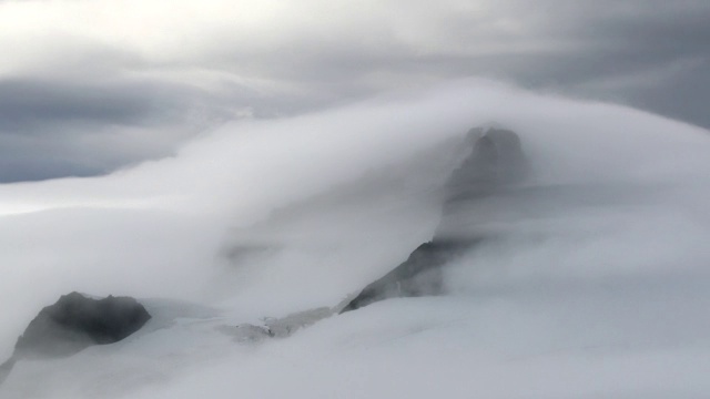 时间流逝，雾绕着雪山旋转视频素材