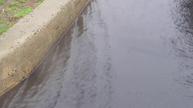 大雨水坑和雨滴-雨滴和波纹表面道路-乡村风景自然背景视频素材