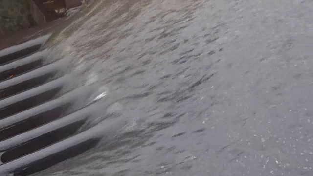 大雨水坑和雨滴-雨滴和波纹表面道路-乡村风景自然背景视频素材