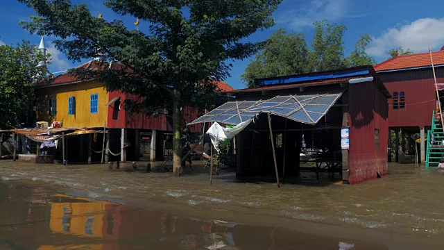 在一个街巷村庄，洪水淹没了棚屋视频素材