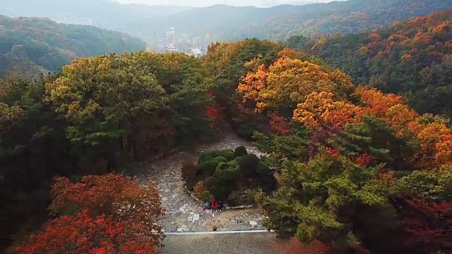 鸟瞰韩国首尔秋山视频素材