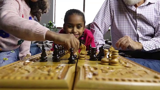 爷爷在家教孙子孙女们下棋视频素材