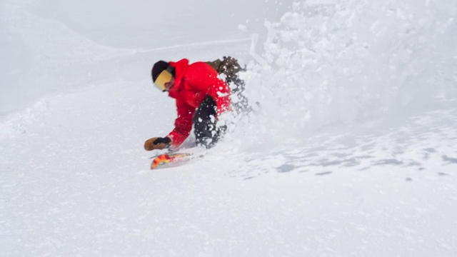 滑雪者享受阳光明媚的冬日视频素材