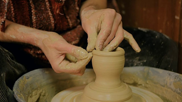 专业男陶工在车间工作视频素材