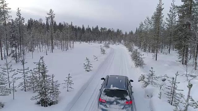 芬兰，一辆汽车在雪地上滑过弯道视频素材