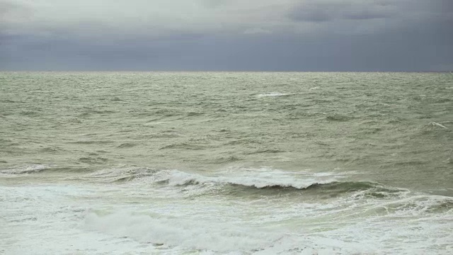 海浪在水面上涌起视频素材