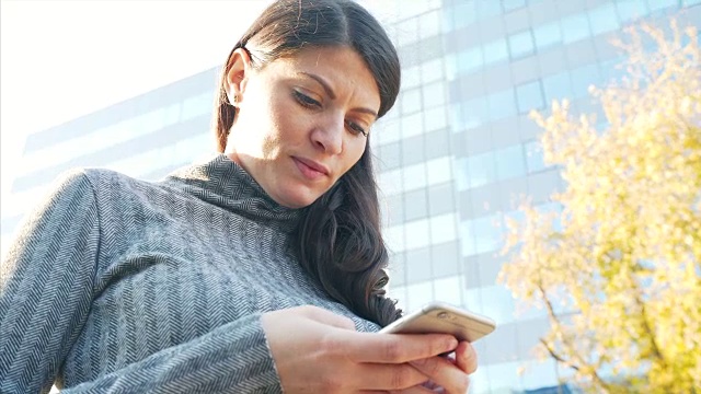 漂亮女人在街上用手机。视频素材